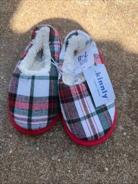 Kinnly Kids Plaid Fleece-Lined Slippers - Red/Green/White. Size 7/8 NWT